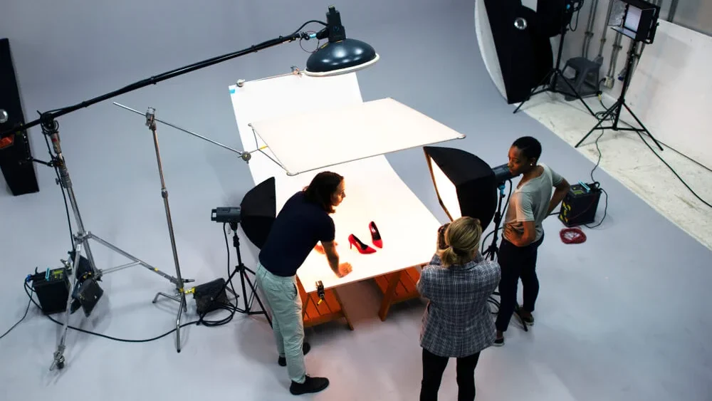 equipe de fotografia de produto em estudio e1756199222907